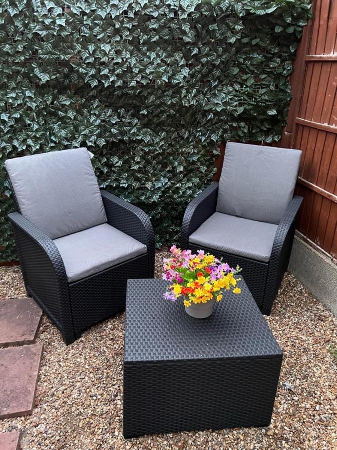 Beautiful Apartment In Beckton With Private Entrance And Garden London Eksteriør bilde