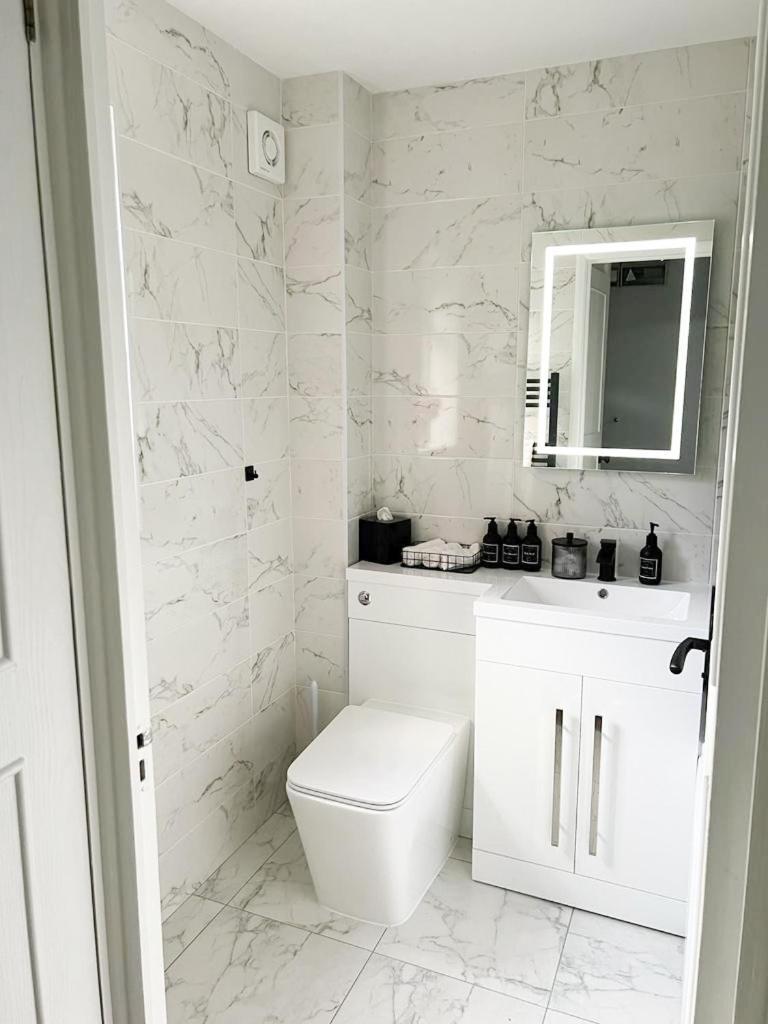 Beautiful Apartment In Beckton With Private Entrance And Garden London Eksteriør bilde