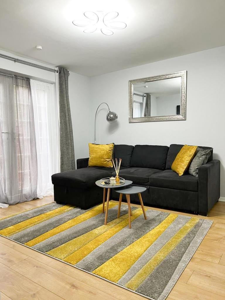 Beautiful Apartment In Beckton With Private Entrance And Garden London Eksteriør bilde