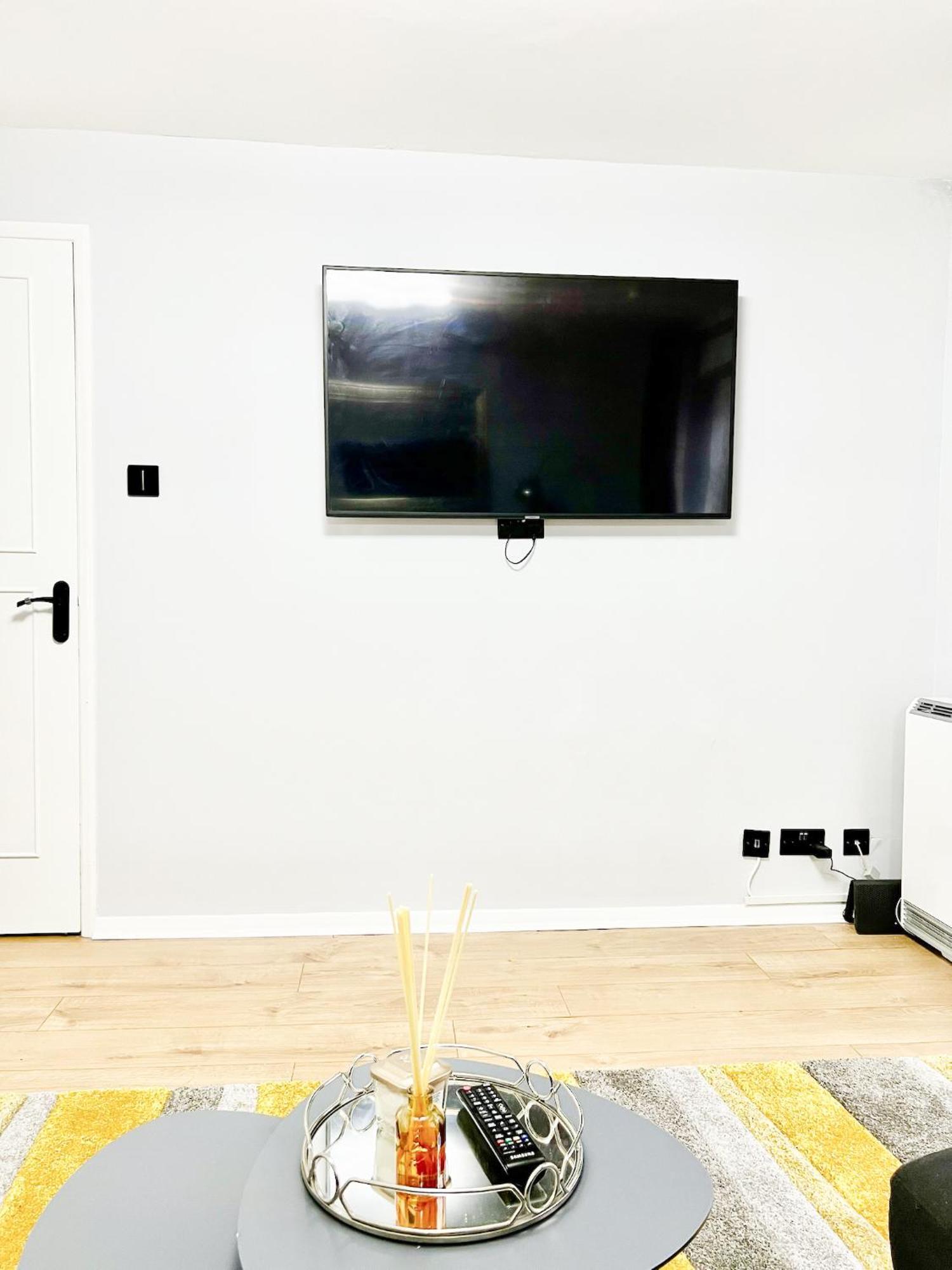 Beautiful Apartment In Beckton With Private Entrance And Garden London Eksteriør bilde